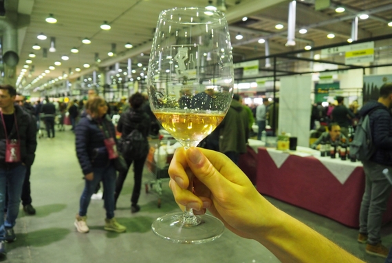 Fivi mercato vini Piacenza bicchiere primo piano scaled 570