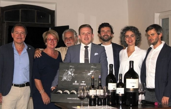 Foto famiglia Endrici. primo piano il sommelier Eros Teboni 570