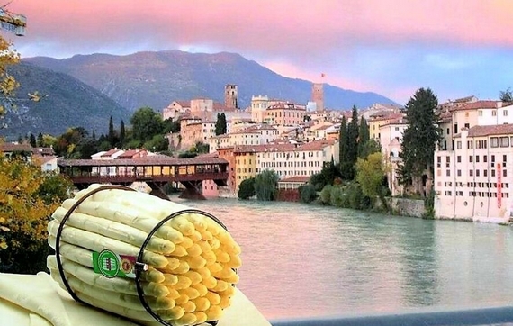 Bassano con gli asparagi il fiume Brenta ponte alpini itin 22 570