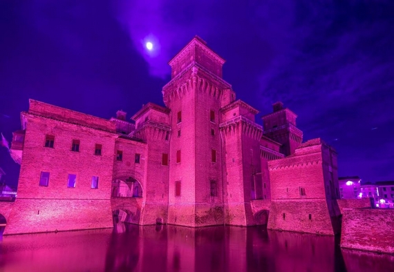 Castello Estense in rosa foto di Luca Gavagna Leimmagini credit Visit Ferrara itin 22 570 ok