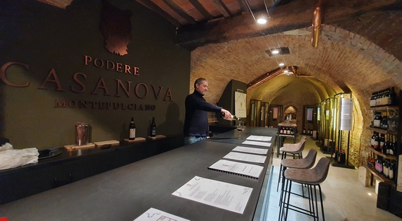 Podere Casanova Wine Art Shop 1 itin 570