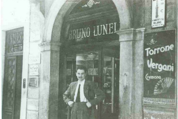 Bruno Lunelli davanti alla storica Enoteca di Largo Carducci itin 22 570.jpg