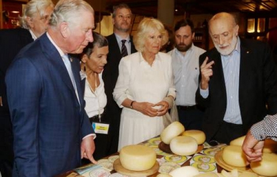 Carlin Petrini, fondatore di Slow Food, presenta a Carlo e Camilla alcuni formaggi italiani itin 22 570.jpg