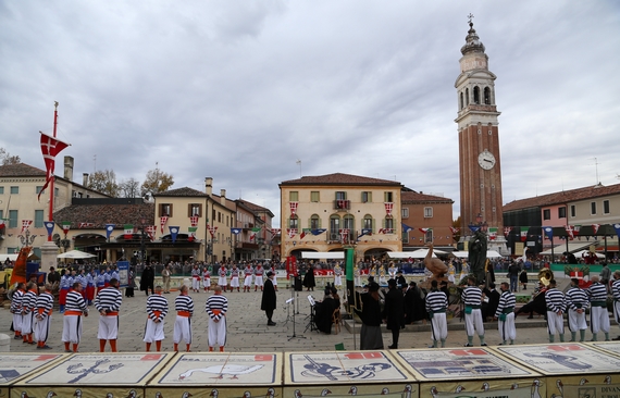 Foto - LA PIAZZA ASCOLTA L'INNO zogo oca itin 22 570.JPG