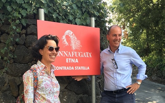 José e Antonio Rallo davanti alla tenuta di Donnafugata sull'Etna itin 23 570.jpg