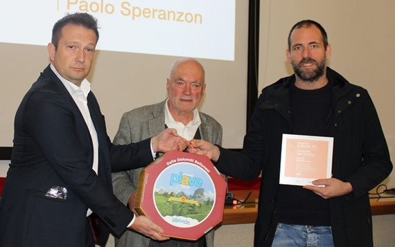 Matteo Bertoli (Lattebusche) premia Paolo Speranzon della Locanda San Martino di Alpago itin 22 570.jpg