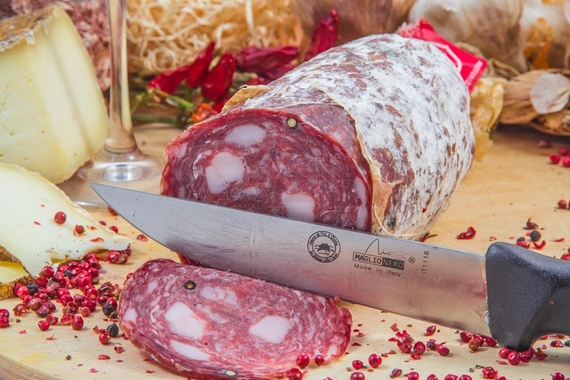 Salame-di-cinta-senese-dop vetrina toscana itin 22 570.jpg