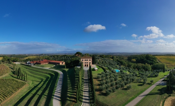 Fattoria del Cerro con drone territorio ok 570