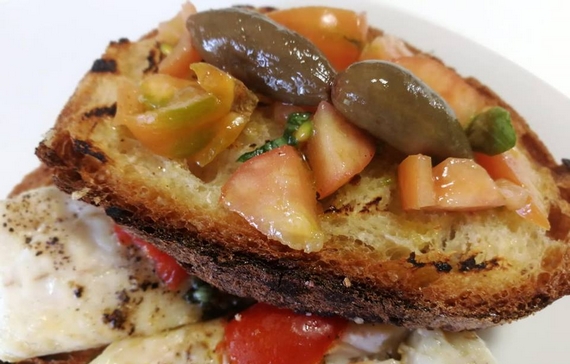 filetto di spigola su bruschetta di pane di altamura 570