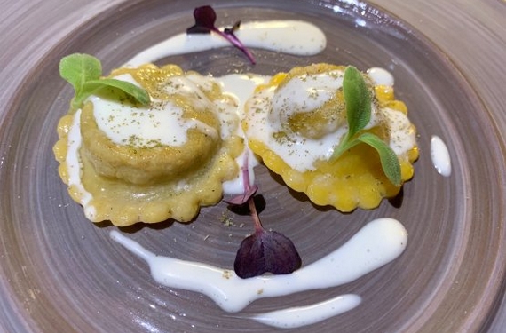 ravioli ripieni di stracotto di coda di bue bagoss e polver di rosmarino qb2.0 570