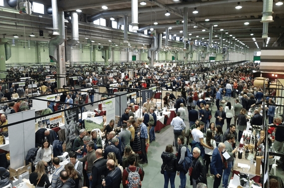 Fivi mercato vini Piacenza bicchiere primo piano scaled2 570