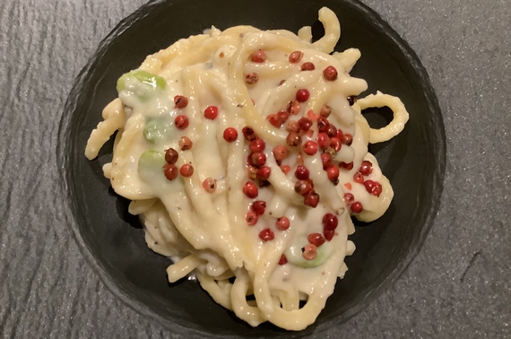 Pici al cacio e pepe fave e pepe rosa