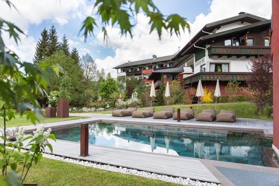 esterno Romantik Hotel Santer di Dobbiaco BZ 570