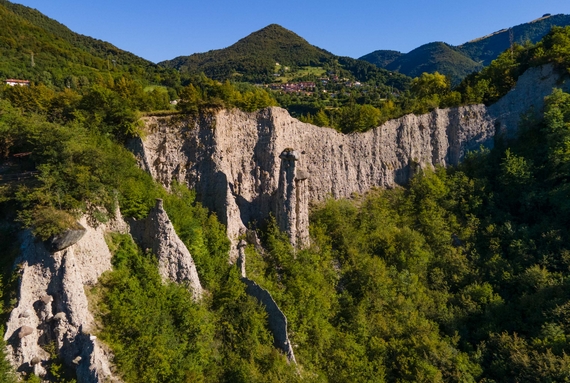 piramidi di zone lago iseo 570