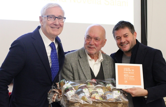 Andrea Rigoni premia Peter Brunel al centro Luigi Costa itin 22 570