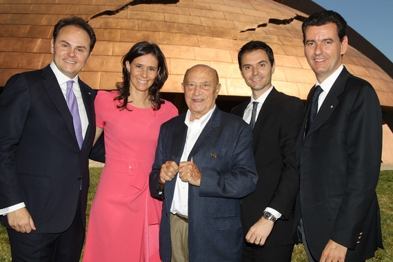 Matteo Camilla Alessandro e Marcello Lunelli con Arnaldo Pomodoro itin 570