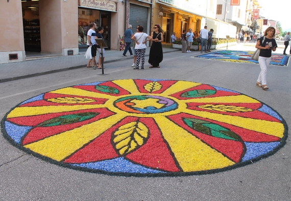 castelraimondo macerata infiorata tipicità 23 01