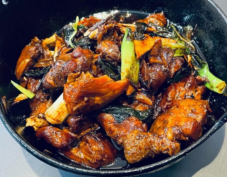 Pollo in tre tazze striscai