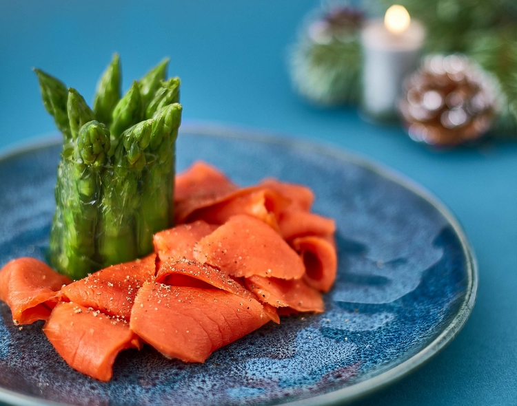 Salmone selvaggio Sockeye Fumara aspic di asparagi e crema di cannellini 24