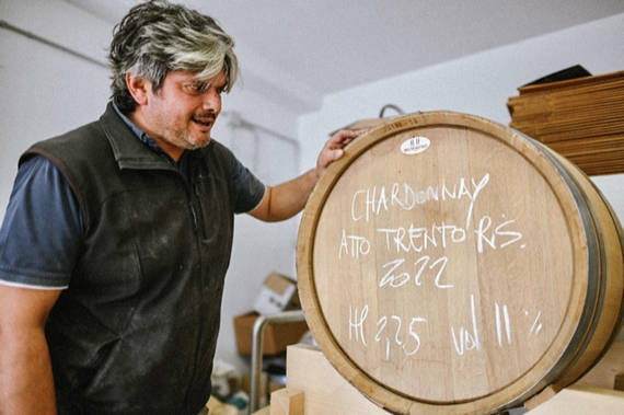 Igor Delaiti nella bottaia della cantina di Aldeno itin 22 570.jpg