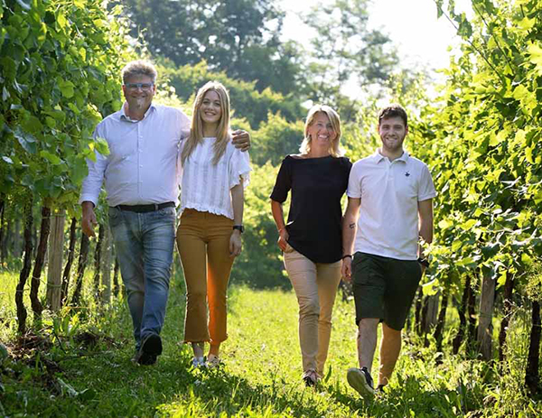 LeManzane Ernesto Balbinot la figlia Anna la moglie Silvana e il figlio Marco