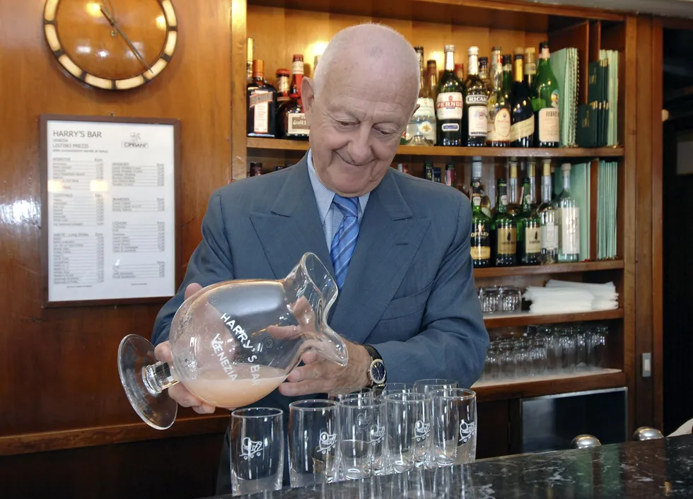 arrigo-cipriani-serve-il-bellini-inventato-dal-padre-fondatore-dellharrys-bar-ap-photo-luigi-costantini.jpg