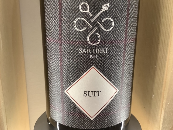 sartieri 1931 wine bar suit itin 22 570.jpg